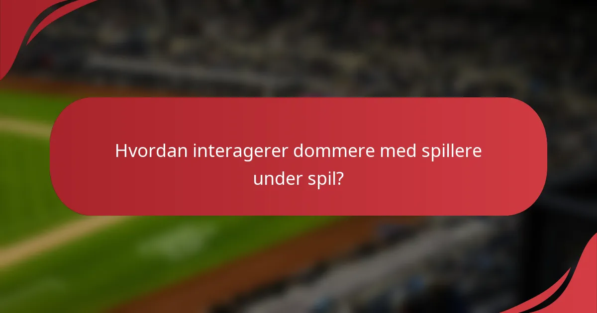 Hvordan interagerer dommere med spillere under spil?