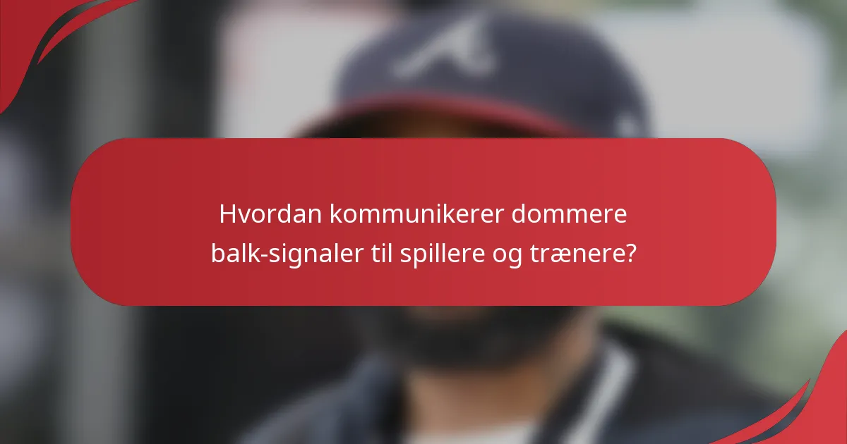Hvordan kommunikerer dommere balk-signaler til spillere og trænere?